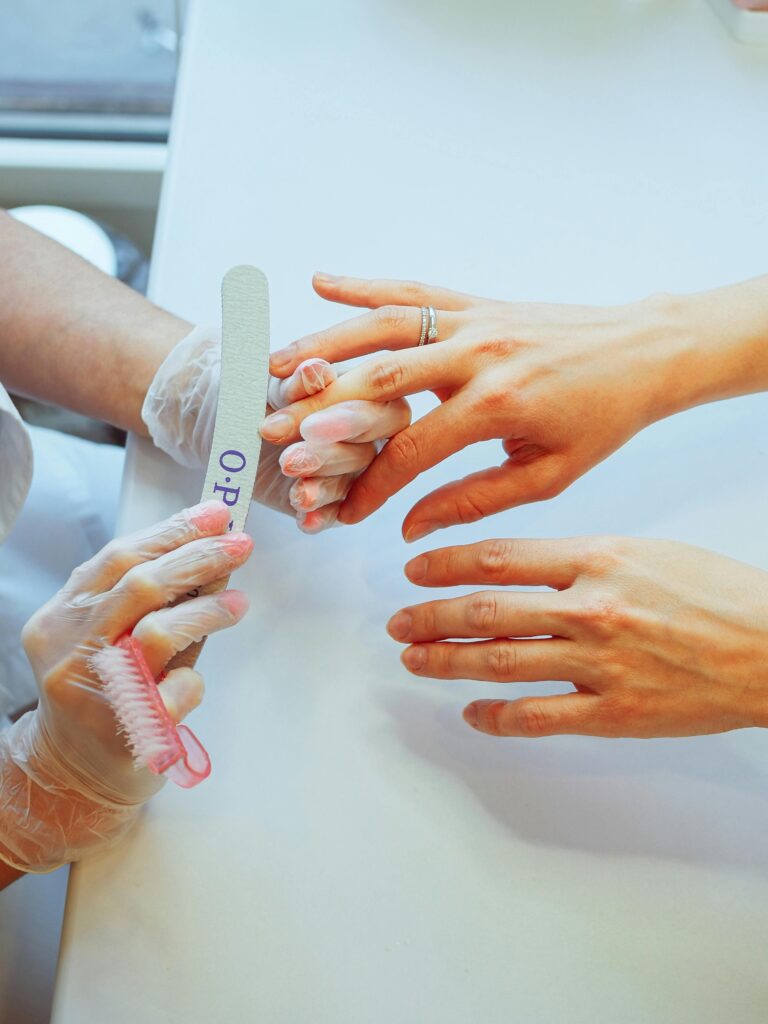 Manicure con limatura delle unghie