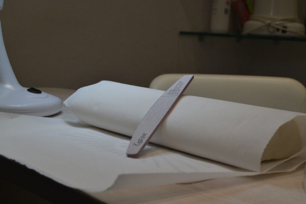 Lima per unghie e poggiamano sulla postazione manicure