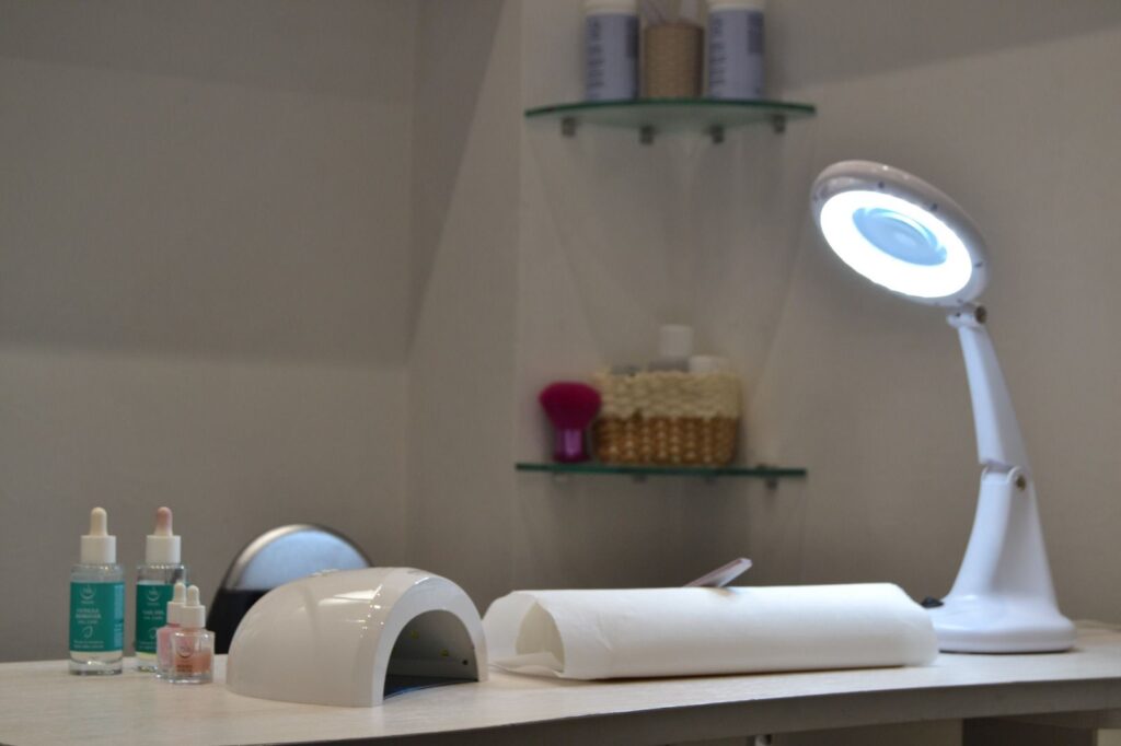 Postazione manicure con lampada e strumenti di lavoro