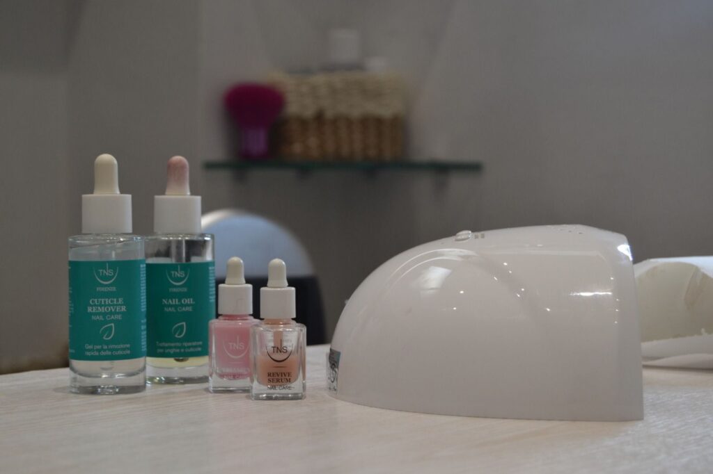 Prodotti per la cura delle unghie e lampada da manicure