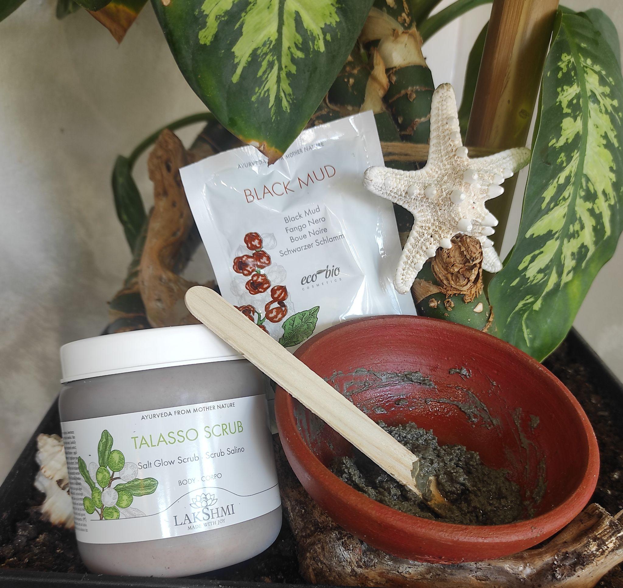 Fango nero e scrub salino Lakshmi nella brochure Cacao